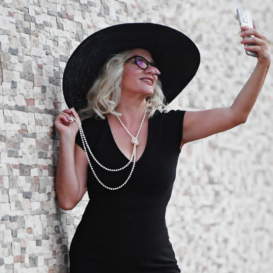 Colier cu Perle Naturale Albe 180 cm, Calitatea AA+, Extra-Lung, Aur 14K, Pe Model cu Pălărie Neagră, Profil Dreapta